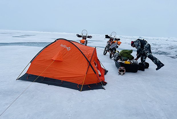 Участники экспедиции устанавливают палатки прямо на льду
