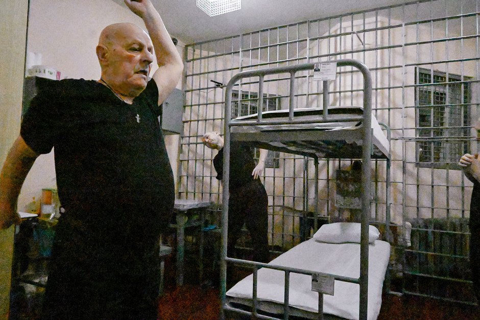 Пожизненно осужденный Станислав Тищенко (слева) делает зарядку в камере. На заднем плане — его сокамерник Сергей Темников