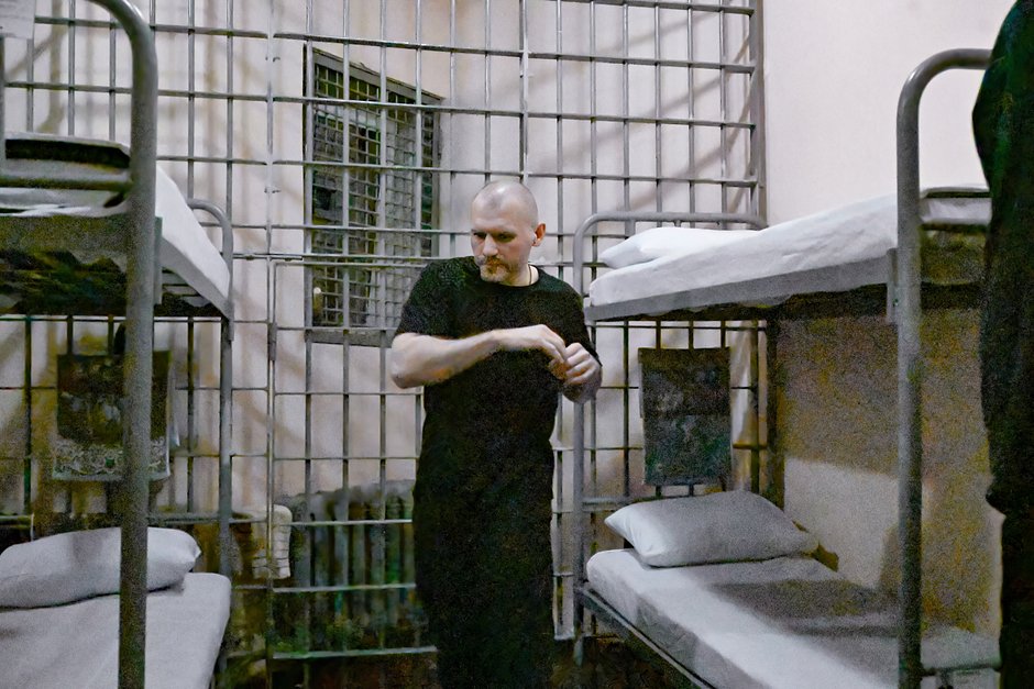 Пожизненно осужденный Игорь Тищенко делает зарядку в камере