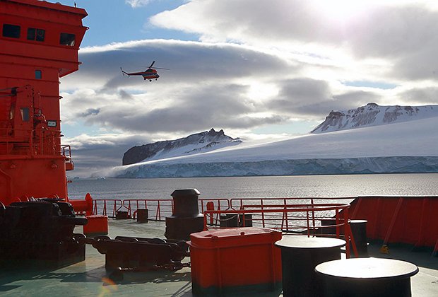 Вертолет с туристами совершает облет ледника на Земле Франца-Иосифа