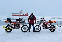 Россияне первыми в мире покорили Северный полюс на мотоциклах. Чем удивляет их путешествие?