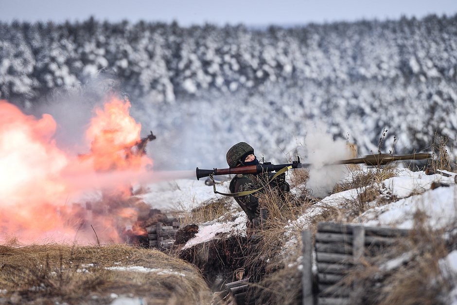 Мобилизованный военнослужащий стреляет из ручного гранатомета РПГ-7 на Чебаркульском полигоне, 18 ноября 2022 года