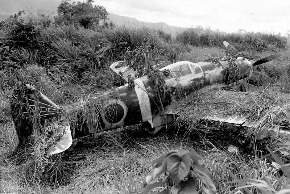 Захваченный американцами японский истребитель Кавасаки Ki-61 «Хиен» на аэродроме мыса Глостер