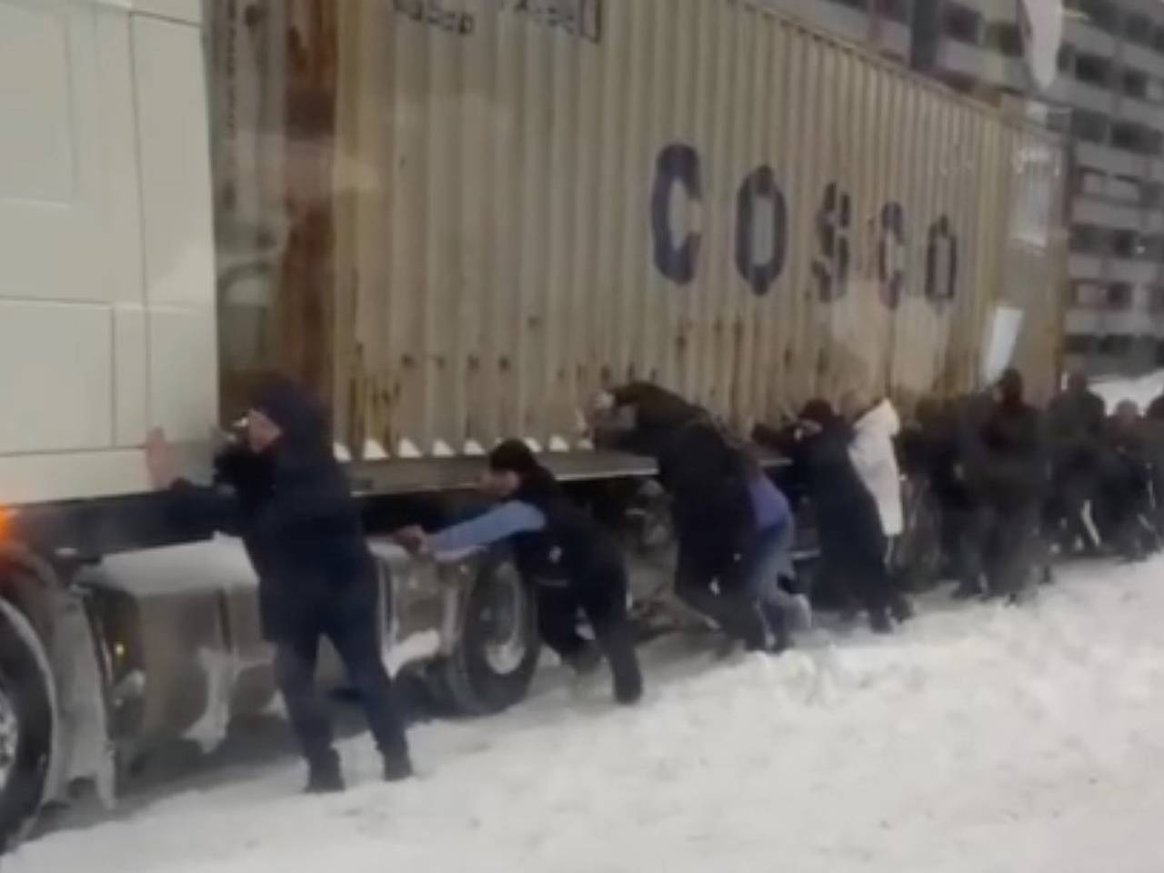 Толкающих фуру и автобус из снега россиян сняли на видео: Транспорт: Среда  обитания: Lenta.ru