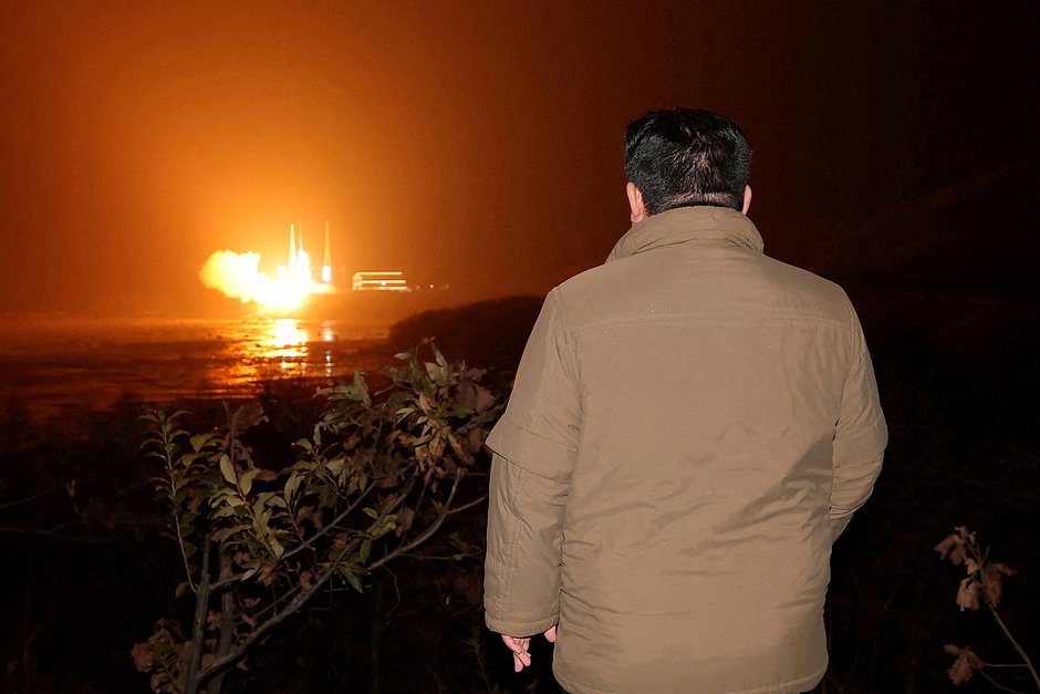 Глава КНДР Кин Чен Ын наблюдает за запуском первого северокорейского разведывательного спутника Malligyong-1