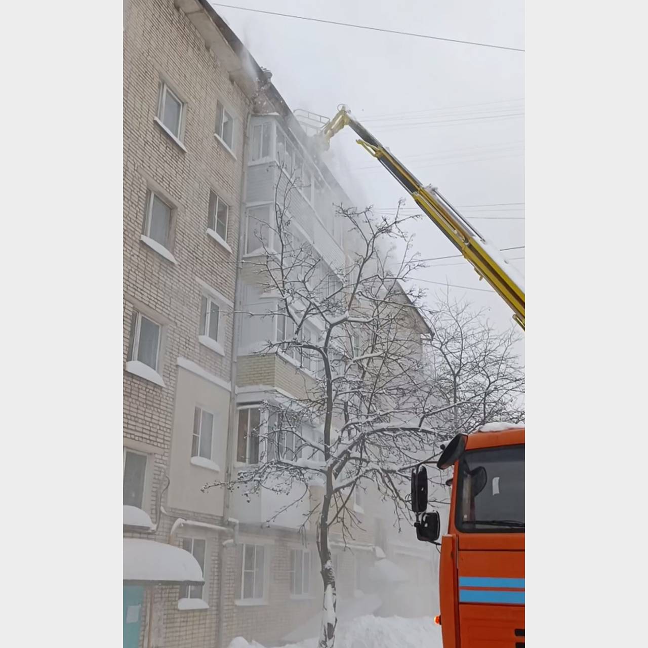 В российском городе снег проломил крышу жилого дома: Климат: Среда  обитания: Lenta.ru