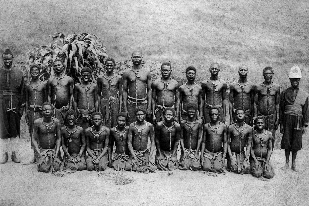 Группа заключенных, которых местные жители держали для бельгийских колонизаторов, управлявших страной, Бельгийское Конго, около 1910 года