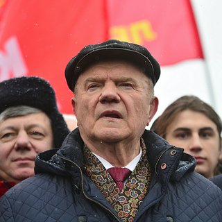 Геннадий Зюганов (в центре)