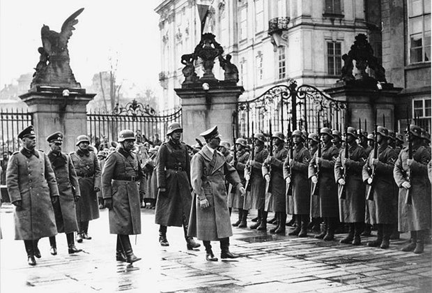 Адольф Гитлер в Пражском Граде, 15 марта 1939 года
