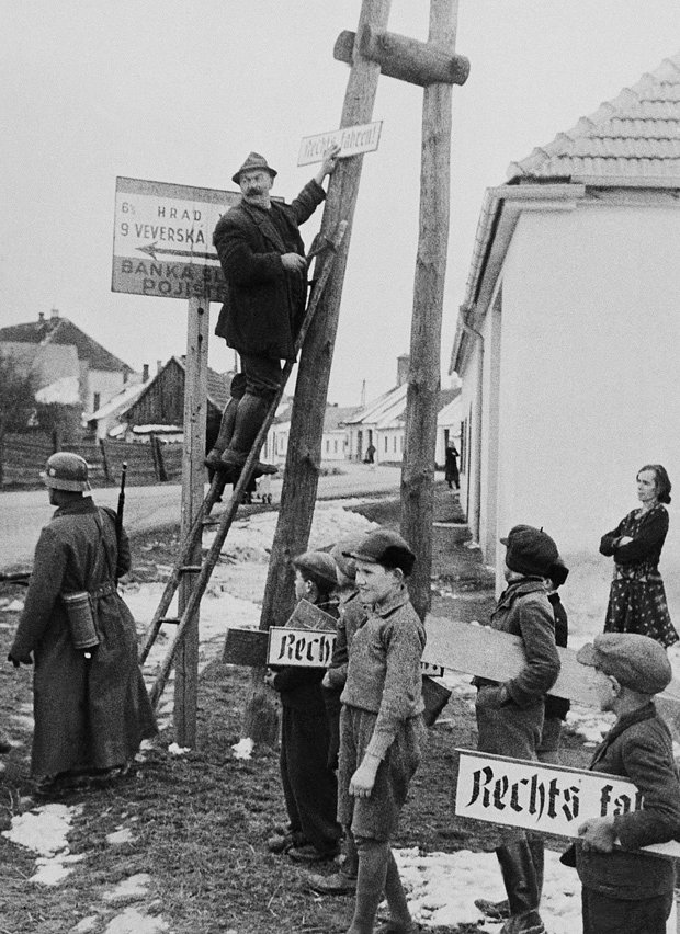 Установка немецких дорожных знаков в чешском городе Иглау, 19 марта 1939 года