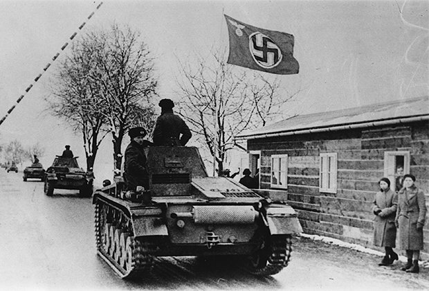 Немецкие танки проезжают бывший пограничный пункт Порлиц, 17 марта 1939 года