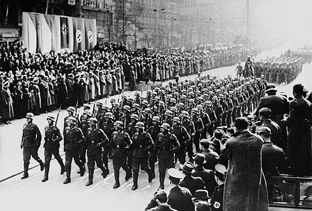 Немецкая пехота марширует во время парада, Прага, 19 марта 1939 года
