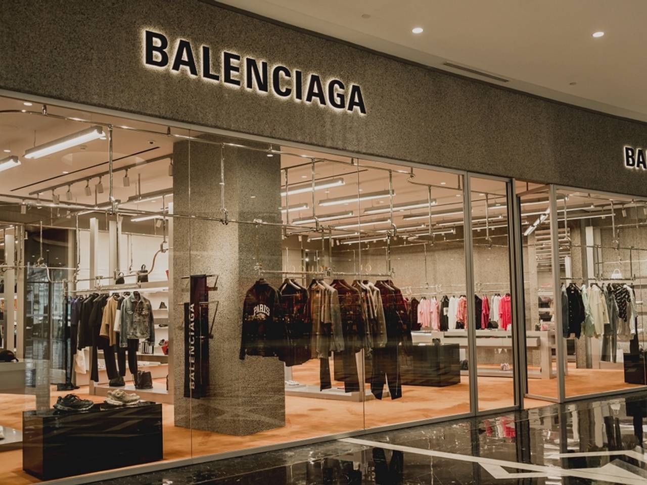 Balenciaga представил платье в виде мусорного мешка за 664 тысячи рублей:  Стиль: Ценности: Lenta.ru