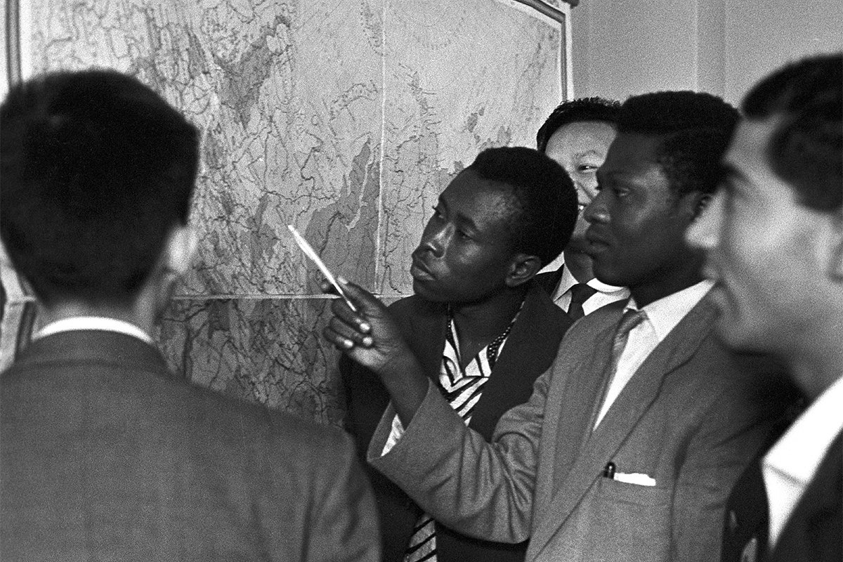 Ганский студент Юджин Амагаши у карты СССР 