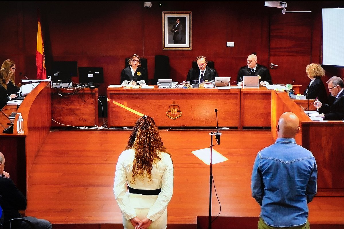 Гевара и Димитру во время судебного заседания в Касересе