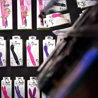 Русские сучки трахнули продавца секс-шопа