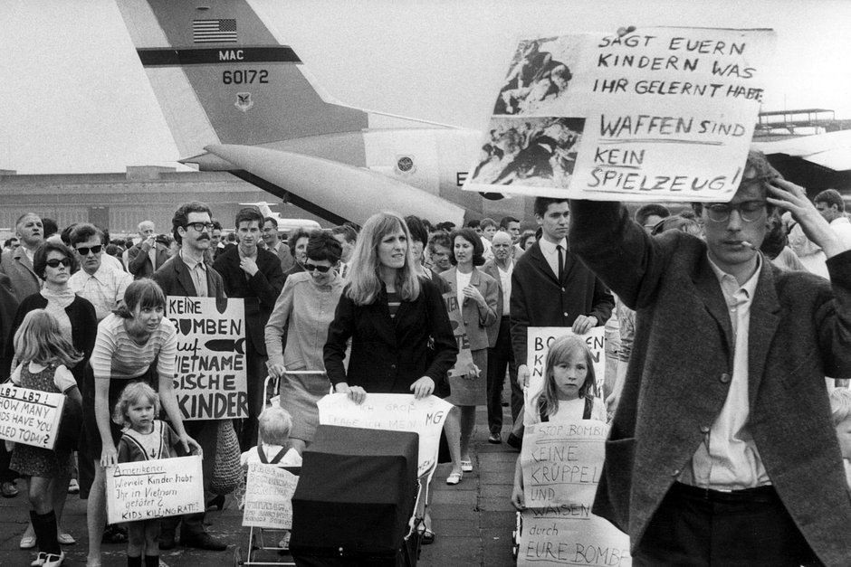 Демонстрация против войны во Вьетнаме в берлинском аэропорту Темпельхоф на традиционном американском военном шоу, 16 июля 1967 года. В центре Гудрун Энслин, позже одна из основателей террористической РАФ