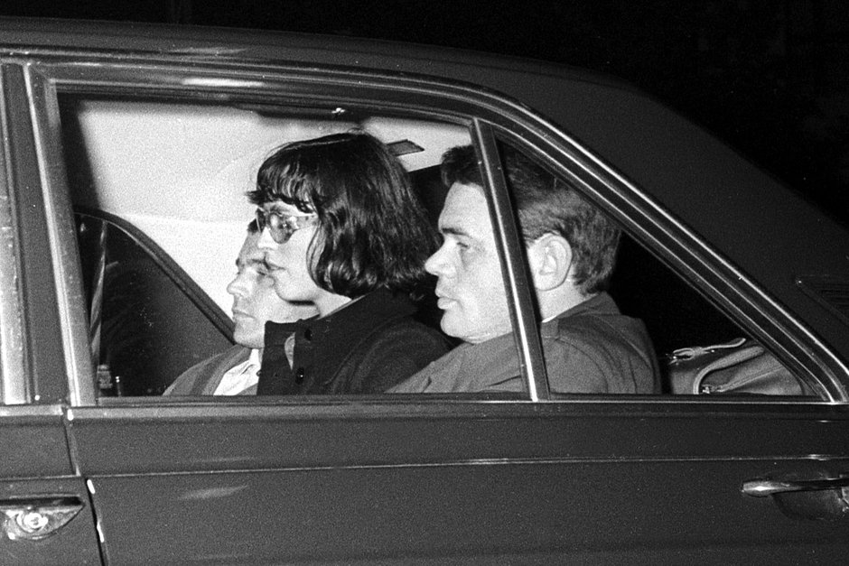 Террористы РАФ Петер Тимм и Маргит Шиллер в полицейской машине после ареста, октябрь 1971 года