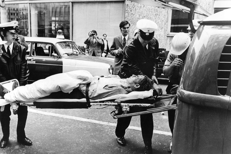 Транспортировка раненного перед издательством Springer в Берлине, 19 мая 1972 года