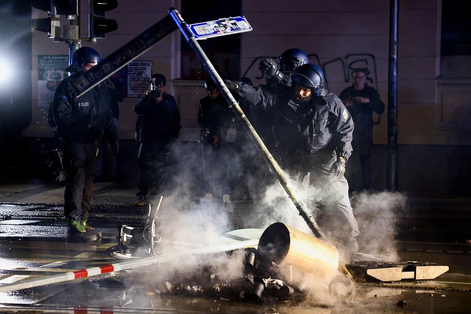 Офицер полиции во время левой демонстрации в Лейпциге, Германия, 3 июня 2023 года