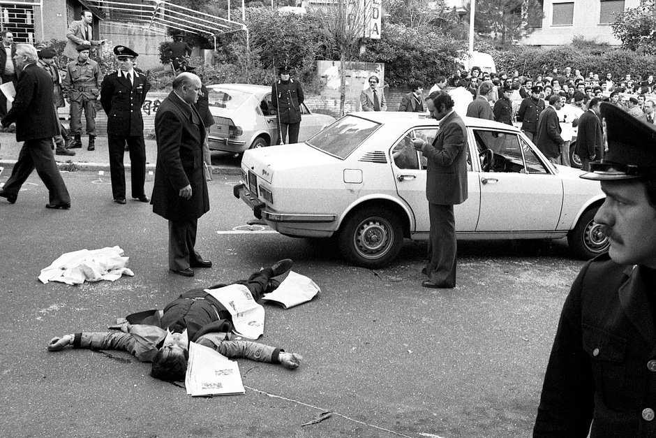 Мертвый полицейский на улице Виа Фани (на месте похищения Альдо Моро «Красными бригадами») в Риме, Италия, 16 марта 1978 года
