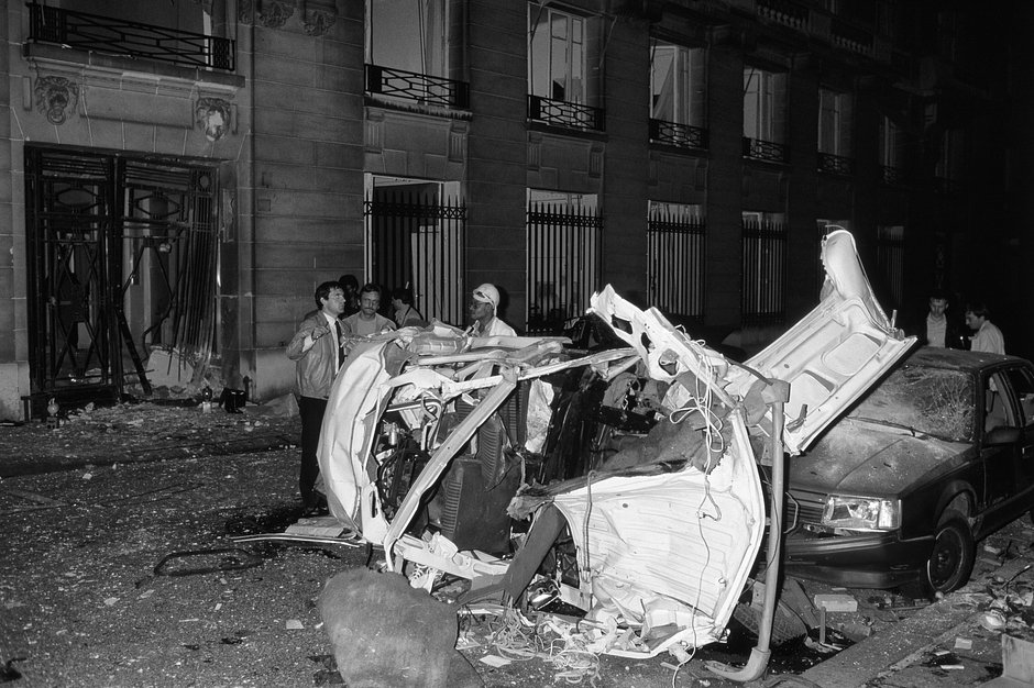 Уничтоженный автомобиль возле офисного здания Renault, подвергшегося террористической атаке в сентябре 1985 года, Париж