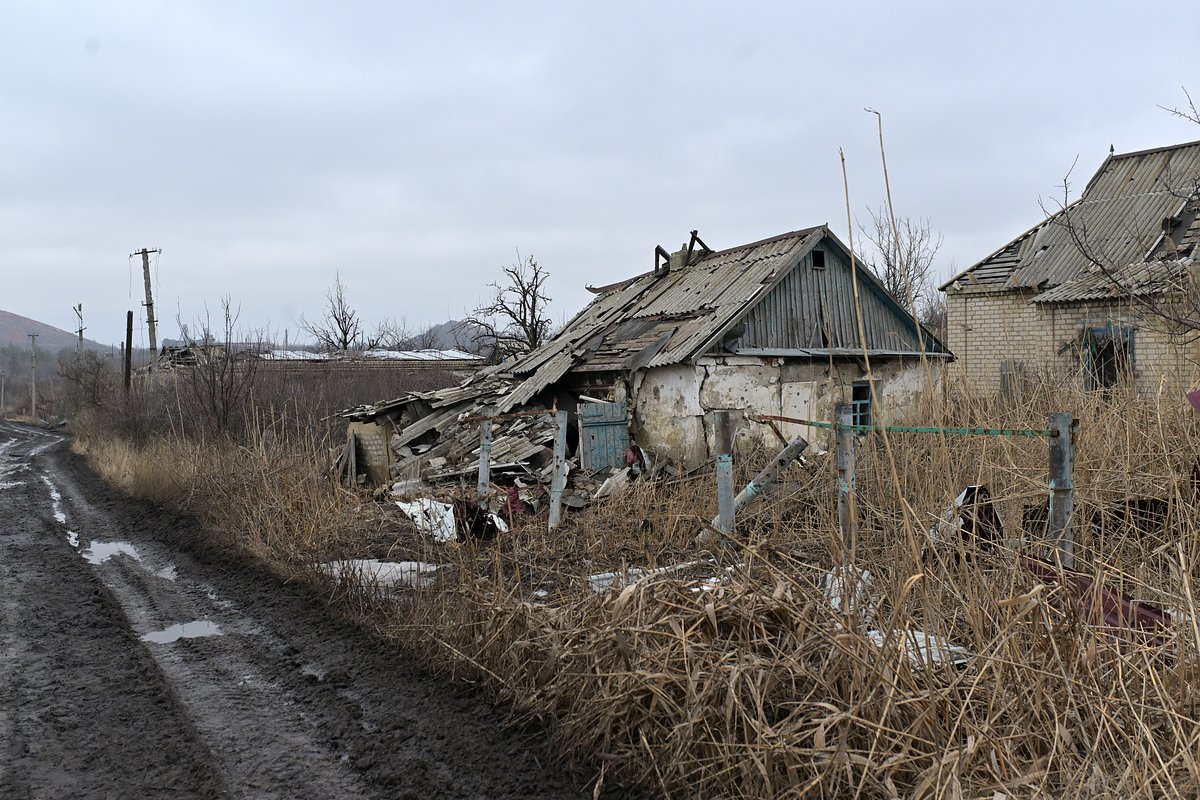 Жилые дома, разрушенные в результате обстрелов в Марьинке.