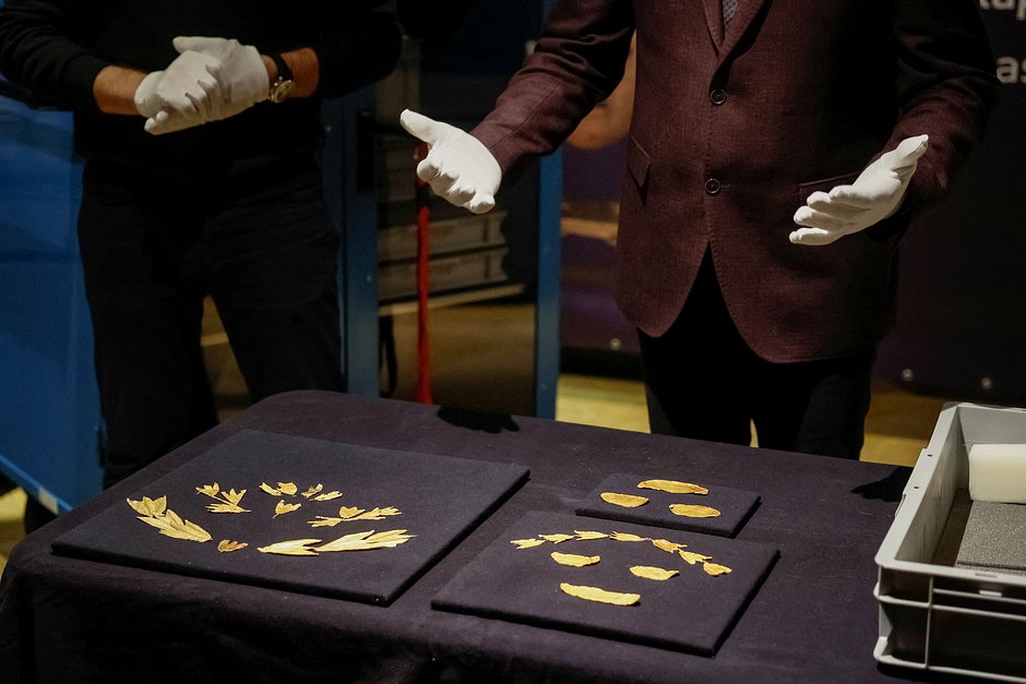 Эксперт осматривает скифское золото после его доставки в Киев, 28 ноября 2023 года 