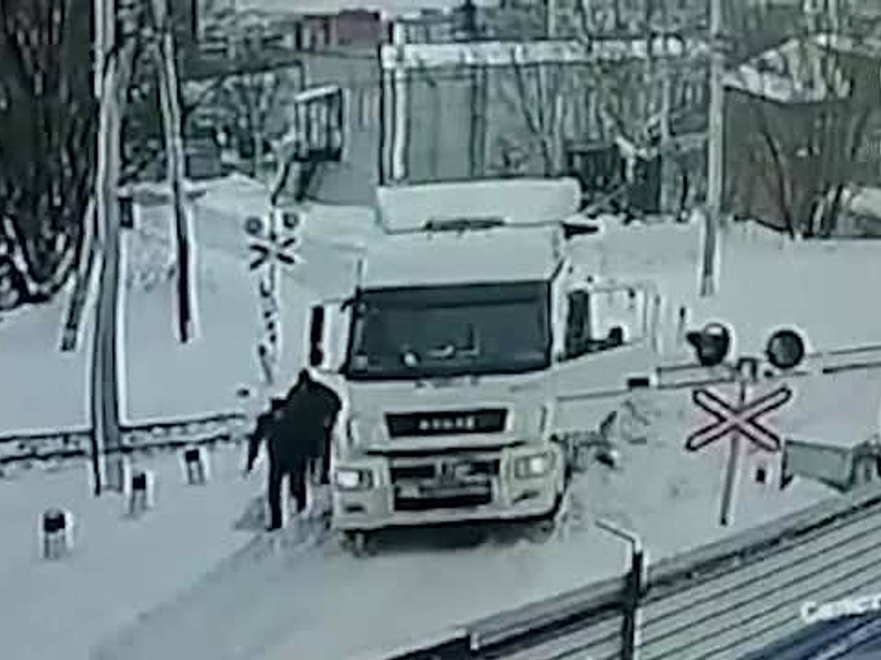 В Подмосковье поезд снес на переезде фуру и попал на видео: Происшествия:  Россия: Lenta.ru