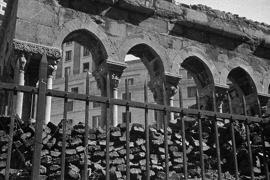 Колоннада от церкви Святого Андрея XII века. Саму церковь разрушили в 1904 году. Генуя, Италия. 1945 год