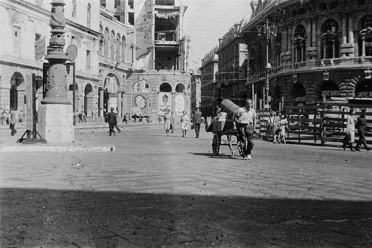 Движение на площади де Феррари, центральной площади города. Справа видна часть здания Биржи. Генуя, Италия. 1945 год