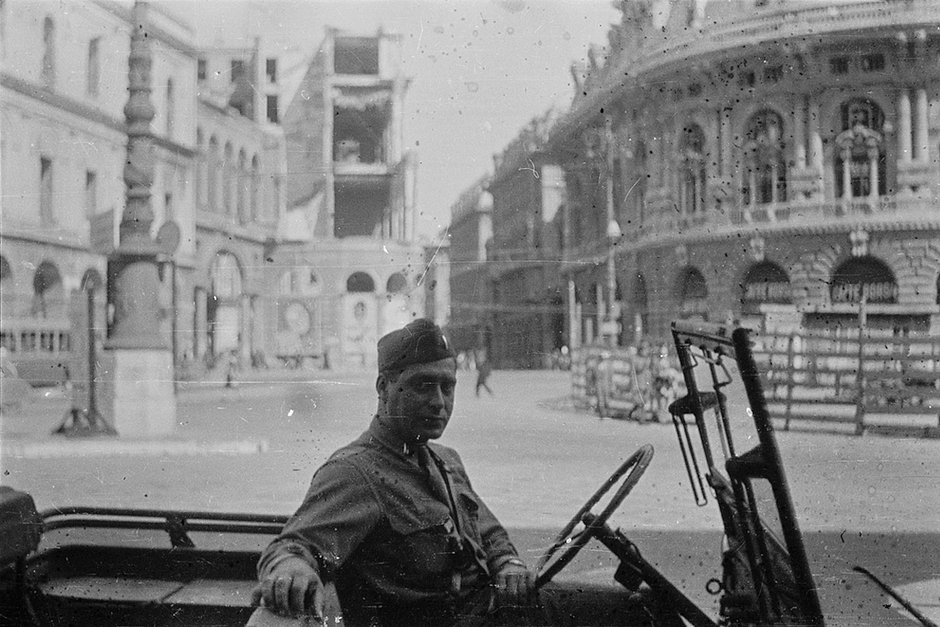 Американский военный за рулем джипа на площади де Феррари. Генуя, Италия. 1945 год