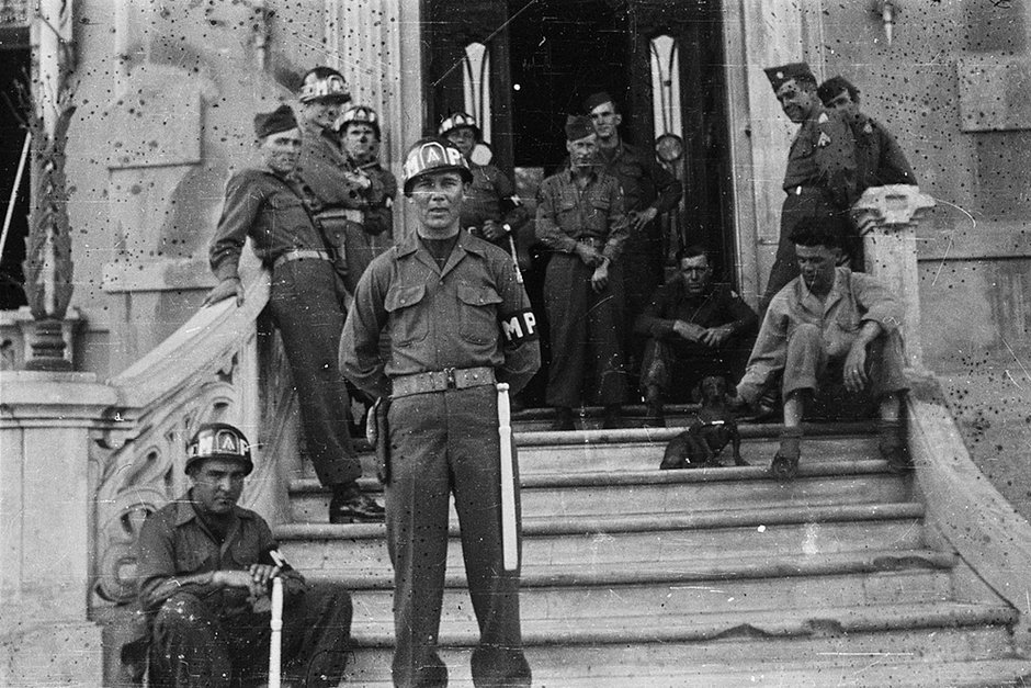 Американская военная полиция 5-й армии на ступеньках правительственного здания. Генуя, Италия. 1945 год
