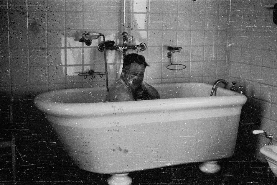 Американский военный принимает ванну. Генуя, Италия. 1945 год