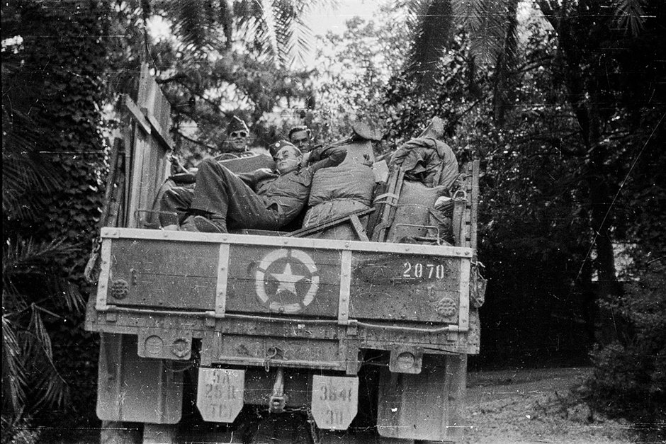 Американские военные с вещами в кузове армейского грузовика. Италия. 1945 год