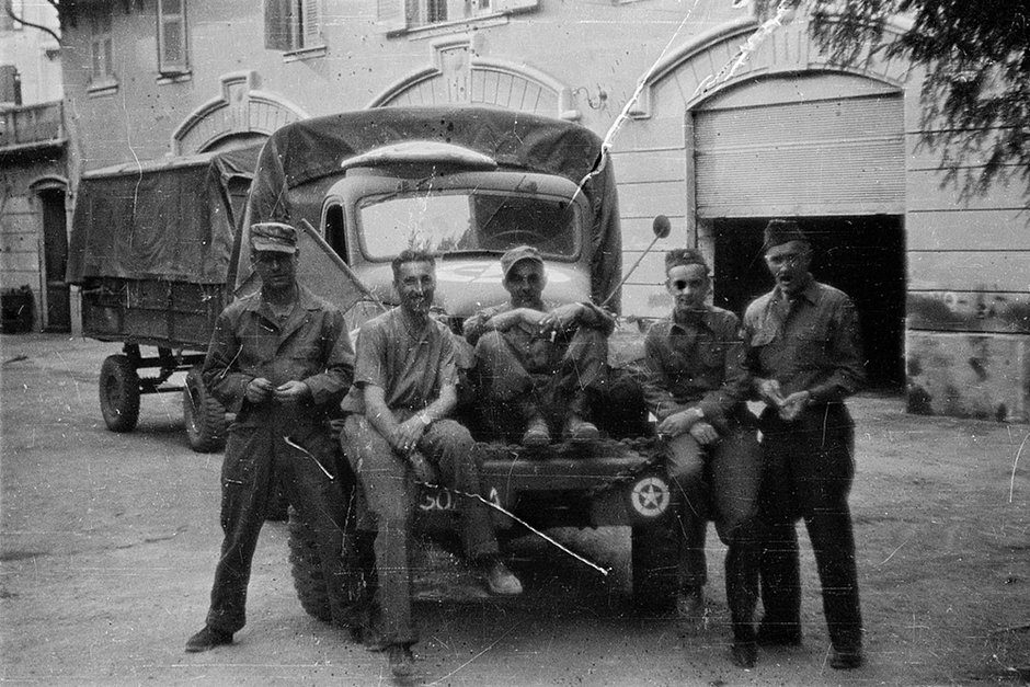 Американские военные позируют у армейского грузовика. Италия. 1945 год