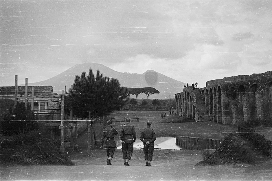 Британские военные на фоне Везувия идут в сторону древнего амфитеатра. Помпеи, Италия. 1944-1945 годы