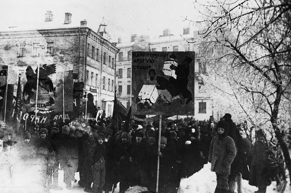 Антирелигиозная демонстрация под названием «Комсомольское Рождество», организованная Коммунистическим союзом молодежи, Москва, СССР, 1923 год