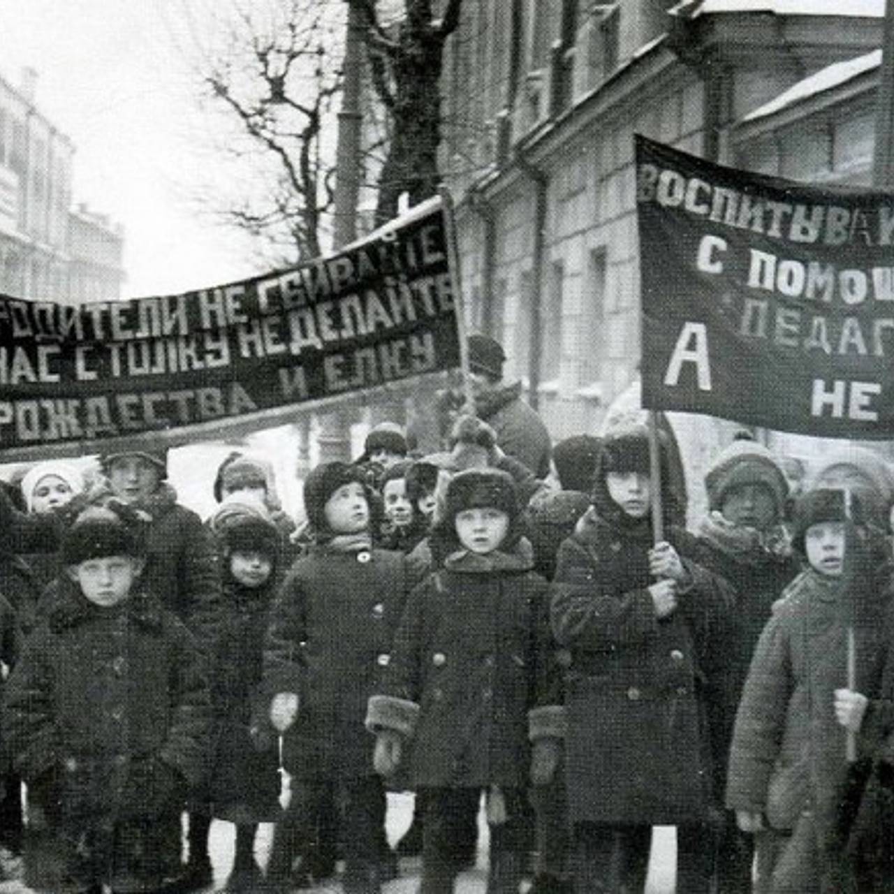 За наряженную елку жестоко карали» Почему власти СССР годами пытались  лишить людей праздника?: Книги: Культура: Lenta.ru