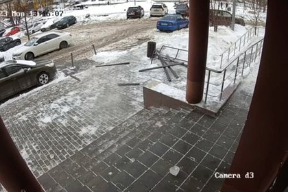 Ледяная глыба упала с крыши и разбила скамейку в Подмосковье