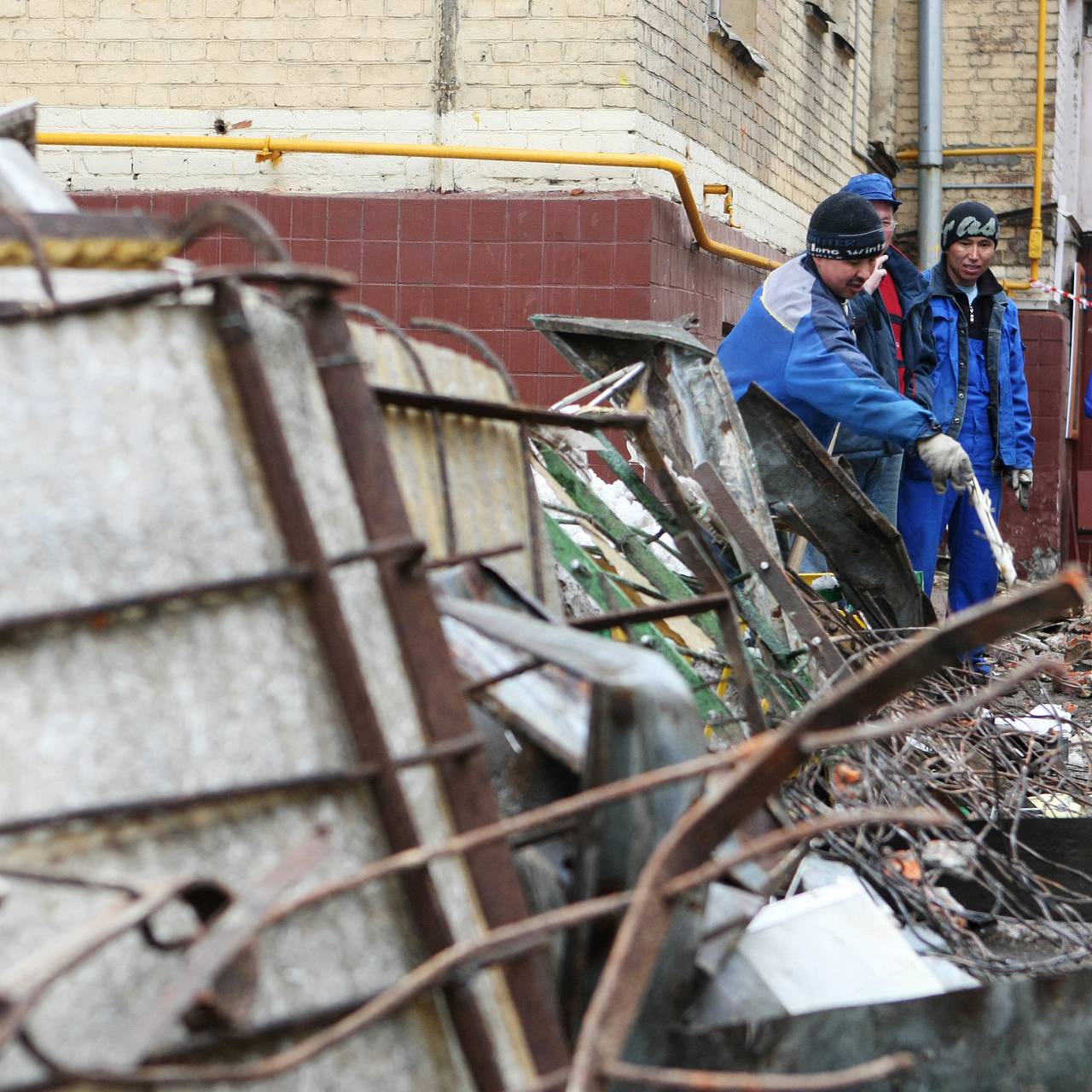 Два балкона в российском городе обрушились на машины: Город: Среда  обитания: Lenta.ru