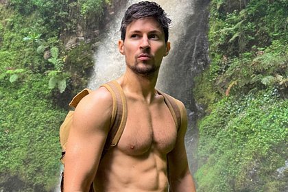 Павел Дуров обнажился на фоне водопада в Африке