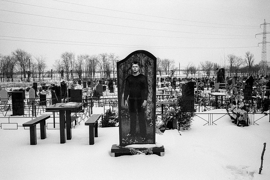 Ростовой мраморный памятник погибшему молодому человеку. За 10 лет активности «бегунов» погибли 28 детей и один милиционер