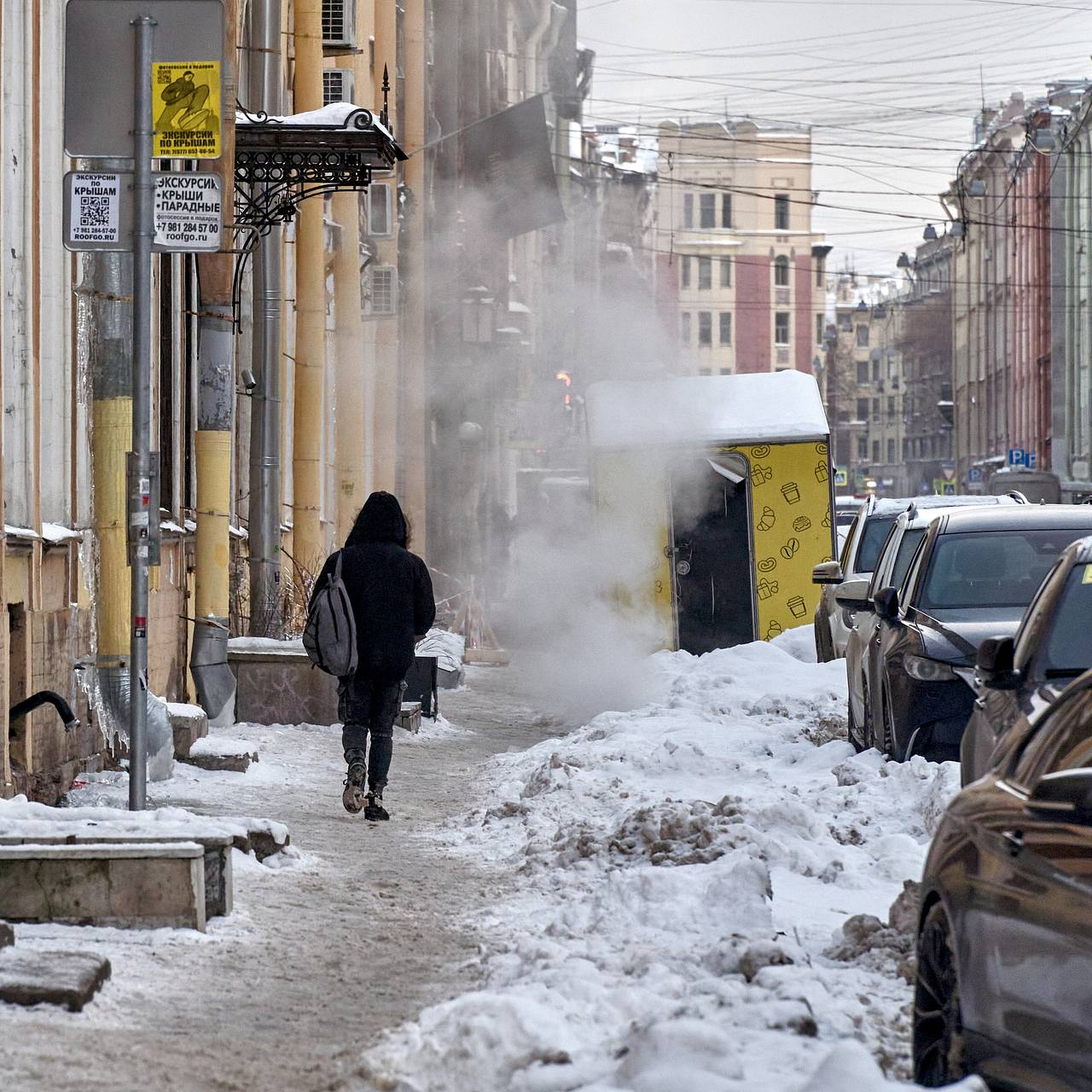 Глыба льда упала на коляску с ребенком в Петербурге. Это не первый случай,  по одному из них возбуждено дело | Город