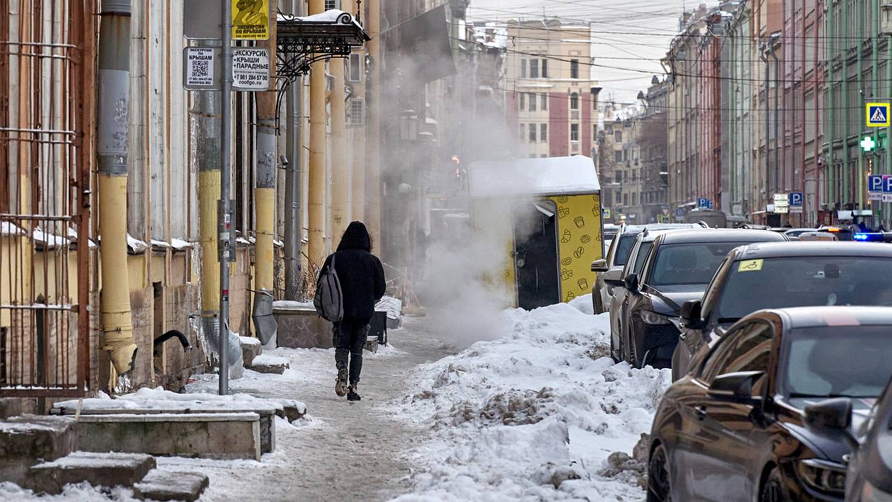 Глыба льда упала на коляску с ребенком в Петербурге. Это не первый случай,  по одному из них возбуждено дело: Город: Среда обитания: Lenta.ru