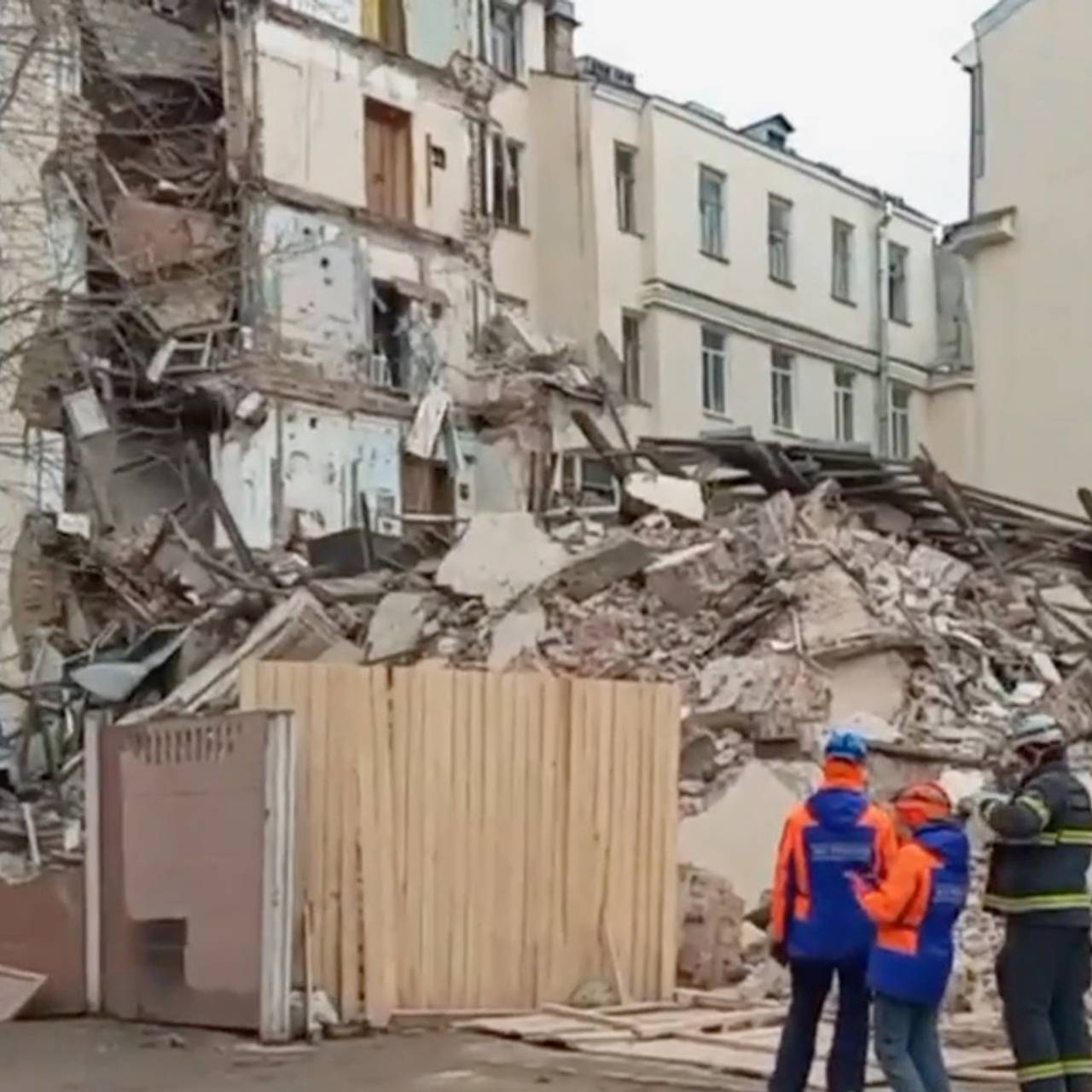 На Гороховой улице в центре Петербурга обрушился расселенный дом |  Происшествия