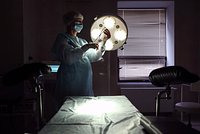 «У врачей уже руки огрубели» Россиянок хотят лишить безопасных абортов. Что не так с операциями, которые проводят по ОМС?