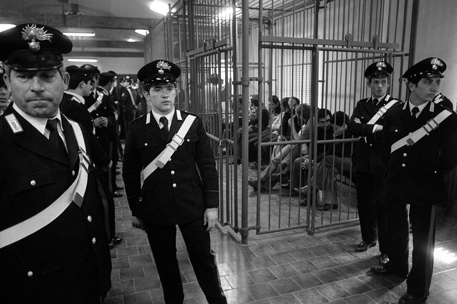 Полицейский охраняет подсудимых во время суда над членами «Красных бригад» и одним из ее лидеров, Ренато Курчо, Турин, Италия, 10 марта 1978 года