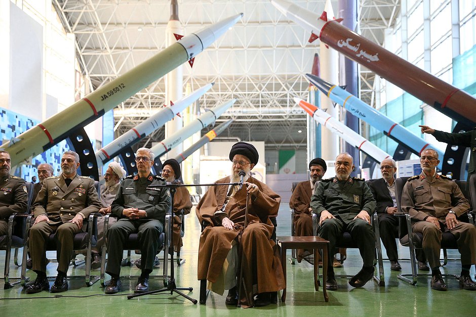 Верховный лидер Ирана аятолла Али Хаменеи выступает во время встречи на выставке достижений аэрокосмических сил КСИР в Тегеране, Иран, 19 ноября 2023 года