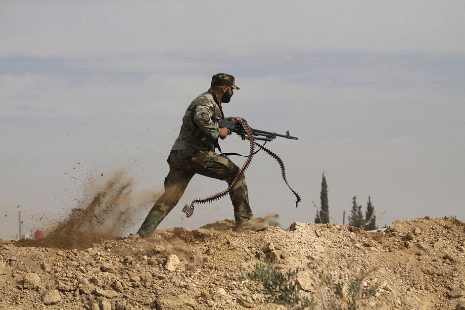 Шиитский боец на линии фронта в городе Хадида, Сирия, недалеко от Дамаска, 22 ноября 2013 года